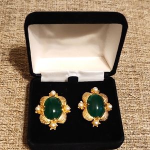 Gorgeous! NWOT vintage Hobe' faux jade clip on earrings